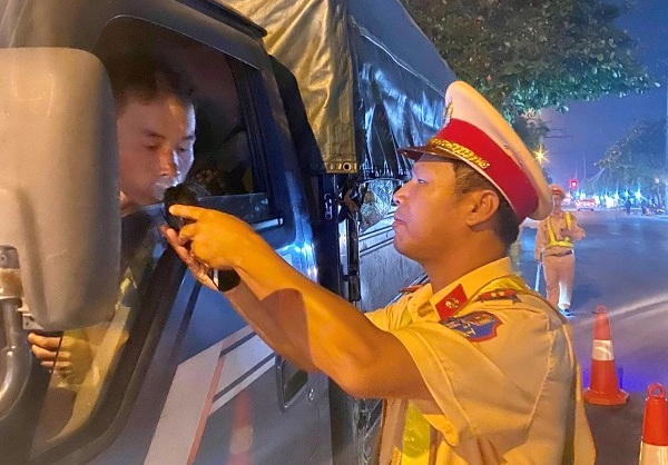 Công an quận Dương Kinh: Xử lý 2 trường hợp vi phạm nồng độ cồn khi điều khiển phương tiện giao thông trong ngày 9-11